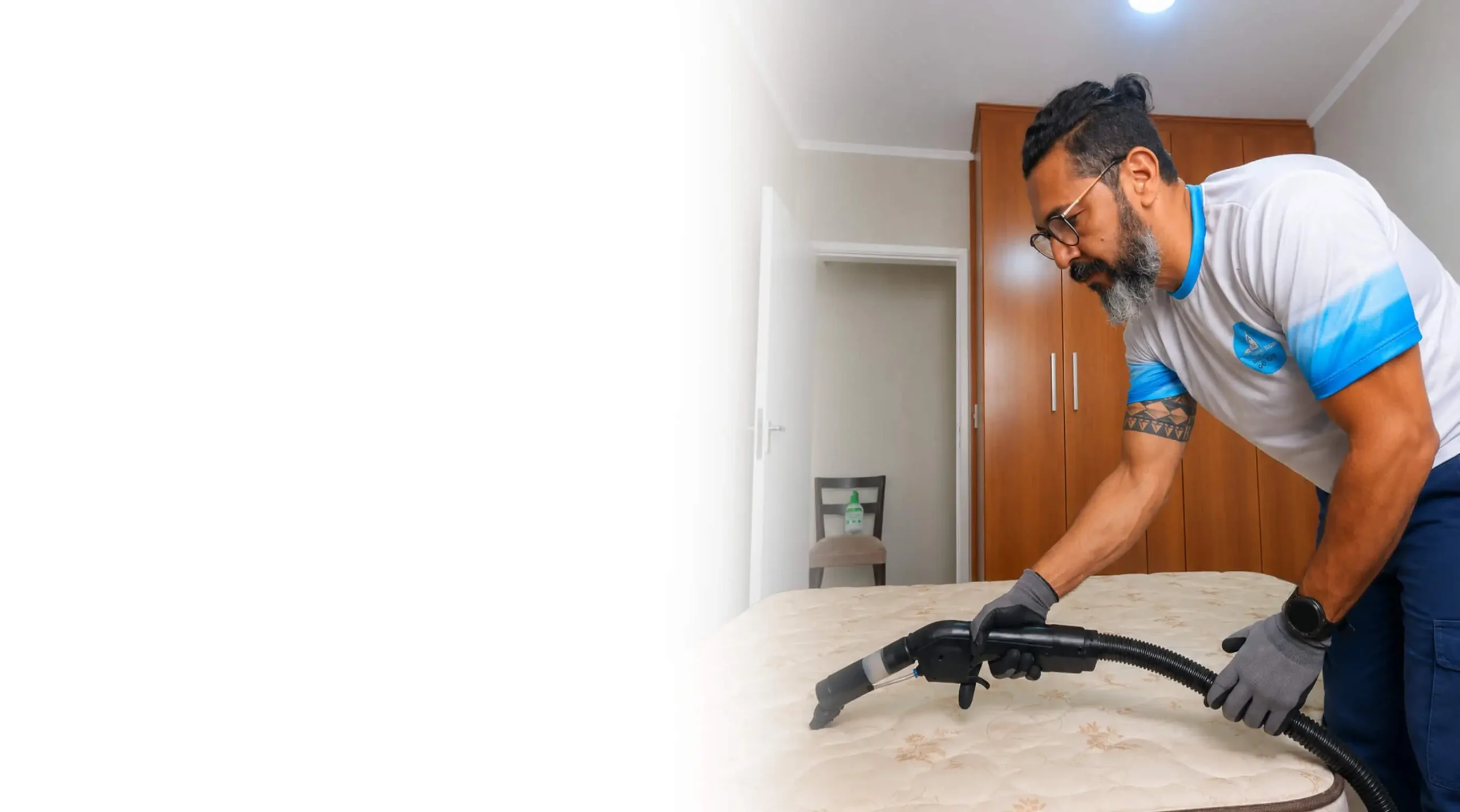 Profissional realizando higienização de sofá